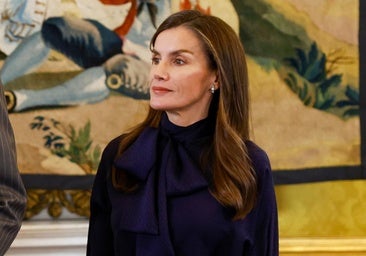 La reina Letizia presenta el look monocromático más elegante: blusa con lazo XL y cinturón para darle estilo